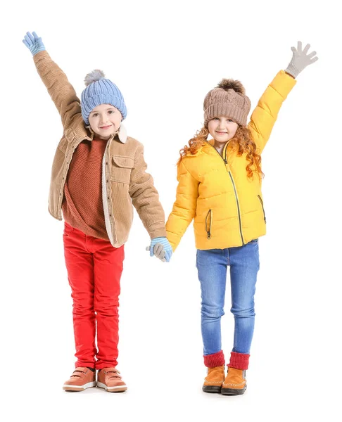 Lindos niños pequeños en ropa de invierno sobre fondo blanco — Foto de Stock