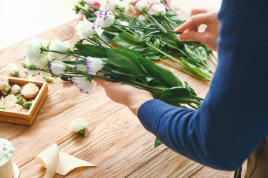Kadın çiçekçi güzel buket masada yapma