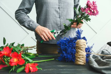 Kadın çiçekçi güzel buket masada yapma