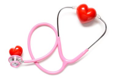 Beyaz arka plan üzerinde stetoskop ve kırmızı kalpler. Kardiyoloji kavramı