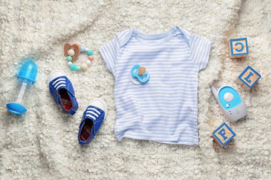 Ekoseli bebek kıyafetleri ve aksesuarları.