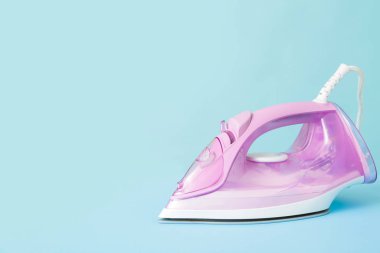 Renk arkaplanında elektrik ütüsü