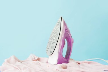 Renkli arka planda temiz elbiseli elektrikli ütü