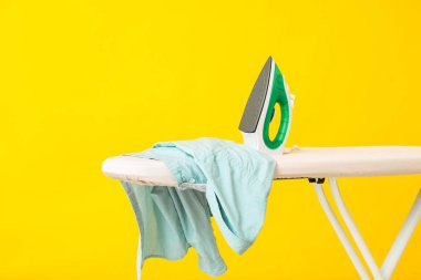Demir ve temiz giysiler renk arkaplanına karşı