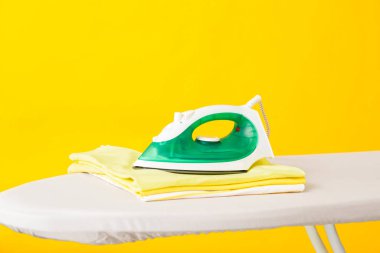 Demir ve temiz giysiler renk arkaplanına karşı