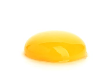 Beyaz arkaplanda taze yumurta sarısı