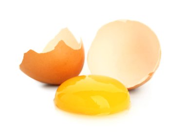 Beyaz arka planda kırılmış taze yumurta.