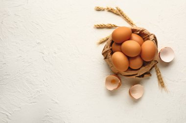 Beyaz arkaplanda taze yumurtalar