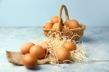 Arka planda taze yumurta dolu sepet.