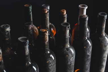 Mahzende bir sürü şarap şişesi