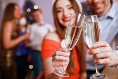 Arkadaşlar yeni yıl partisinde şampanya içip eğleniyorlar.