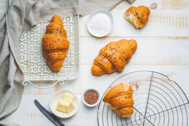 Beyaz masada tereyağlı lezzetli kruvasanlar.