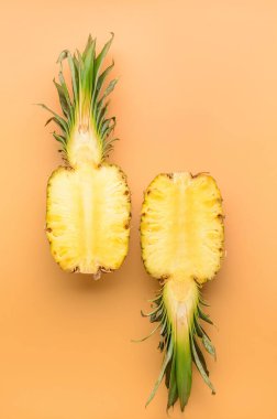 Renk arkaplanında taze kesilmiş ananas