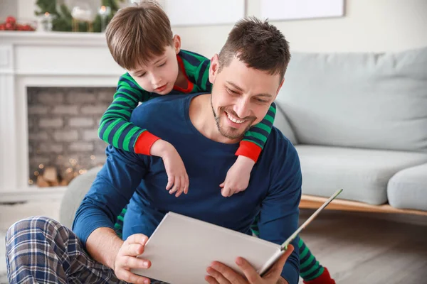 Little boy with father reading book at home — Stock Photo, Image