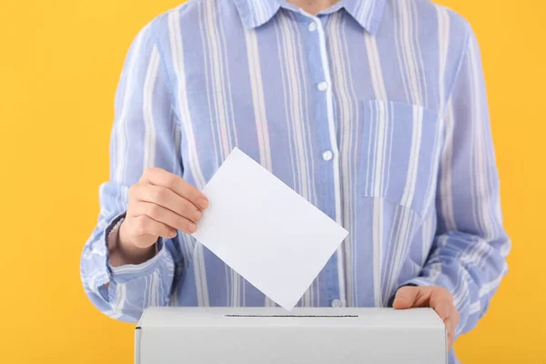 Voting woman near ballot box on color background — Stock Photo, Image