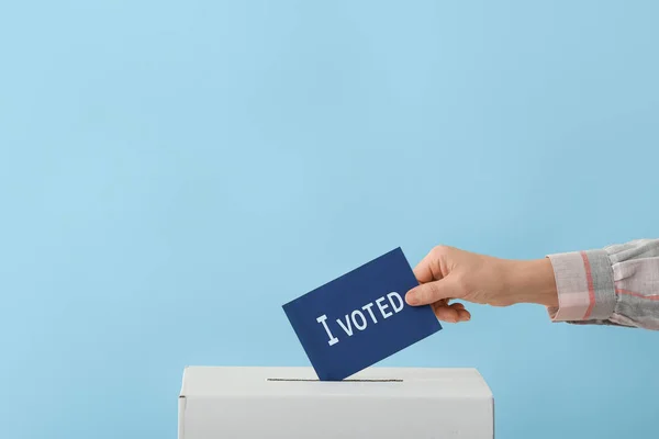 色の背景の投票箱の近くの投票の女性 — ストック写真