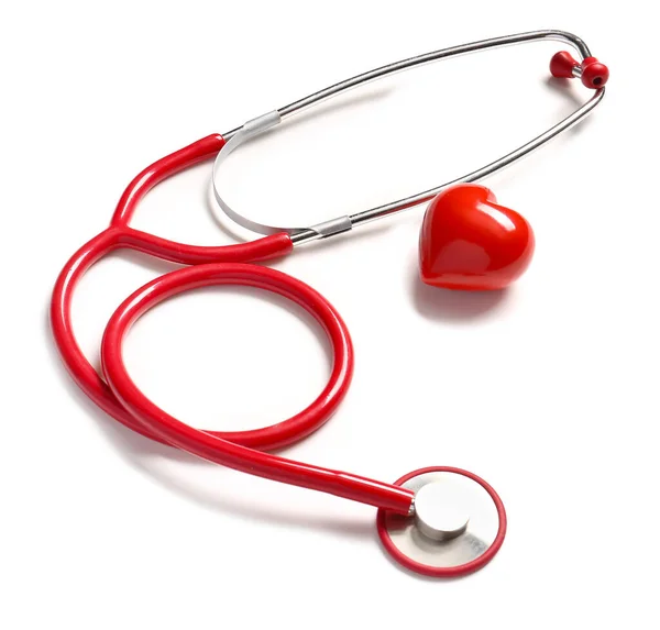 Стетоскоп и красное сердце на белом фоне. Концепция кардиологии — стоковое фото