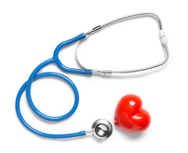 Beyaz arka plan üzerinde stetoskop ve kırmızı kalp. Kardiyoloji kavramı — Stok fotoğraf