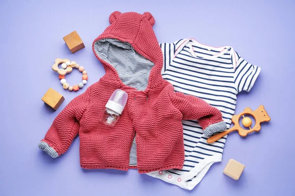 Baby clothes with accessories on color background — Stock Photo, Image