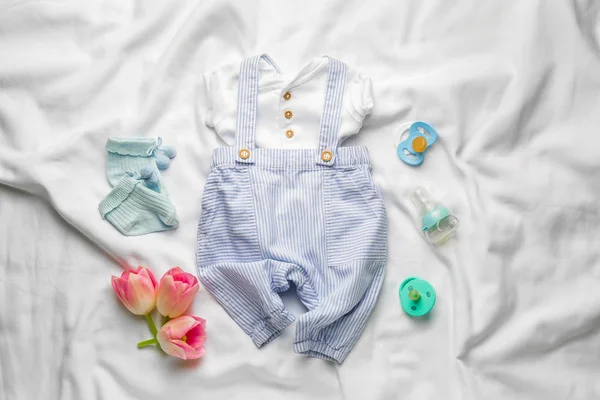 Vêtements et accessoires bébé sur couverture — Photo