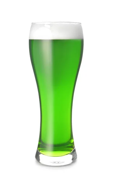 Стакан зеленого пива на белом фоне. Празднование Дня Святого Патрика — стоковое фото