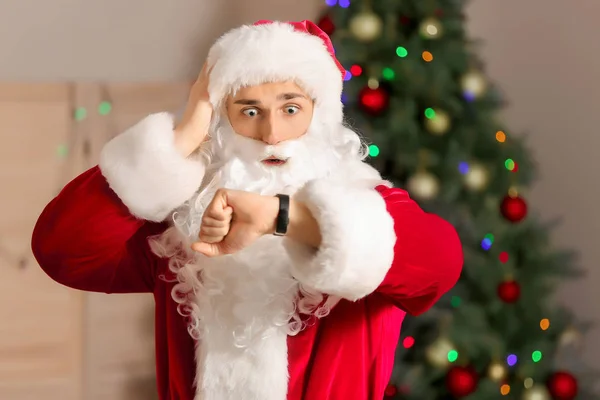 Surprised Santa with watch in room. Christmas countdown concept — Stock Photo, Image
