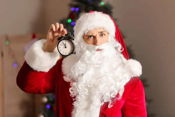 Santa with alarm clock in room. Christmas countdown concept — Stock Photo, Image