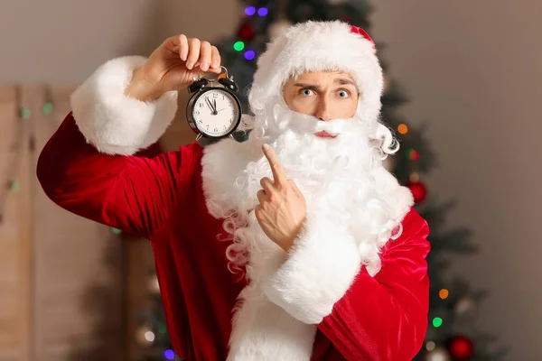 Santa with alarm clock in room. Christmas countdown concept — Stock Photo, Image