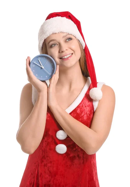 Giovane donna in costume da Babbo Natale e con sveglia su sfondo bianco. Conto alla rovescia di Natale — Foto Stock