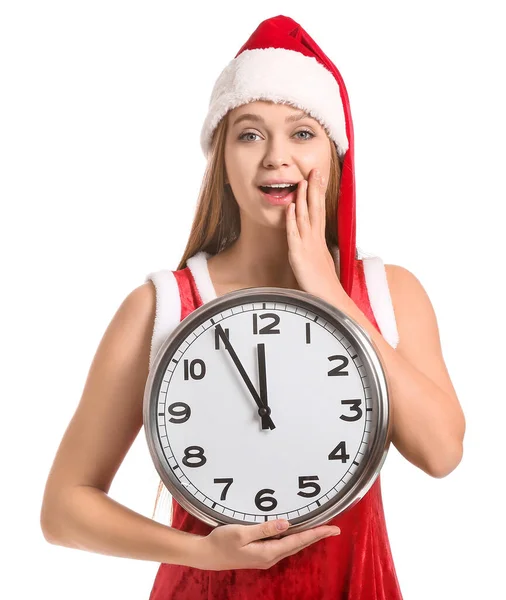 Överraskad ung kvinna i Santa kostym och med klocka på vit bakgrund. Julnedräkning koncept — Stockfoto