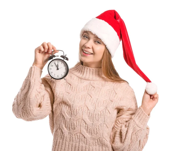 Jeune femme au chapeau de Père Noël et avec réveil sur fond blanc. Concept de compte à rebours de Noël — Photo