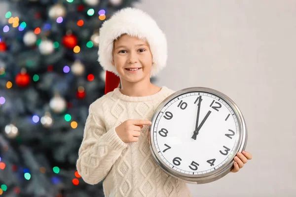 Μικρό αγόρι με ρολόι στο σπίτι. Χριστούγεννα αντίστροφη μέτρηση έννοια — Φωτογραφία Αρχείου