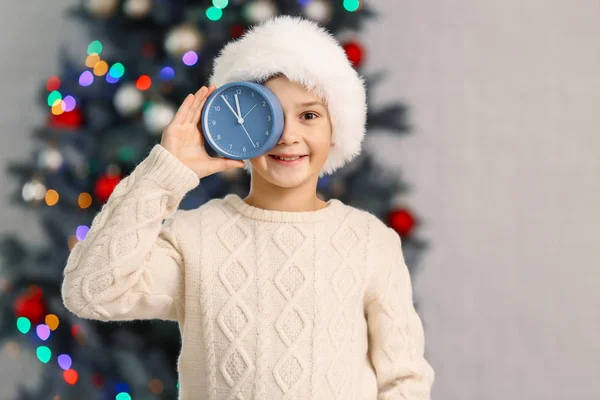 En liten pojke med väckarklocka hemma. Julnedräkning koncept — Stockfoto