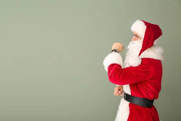Santa with watch on color background. Christmas countdown concept — Stock Photo, Image