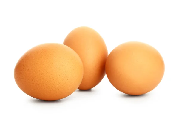 Świeże jaja na białym tle — Zdjęcie stockowe