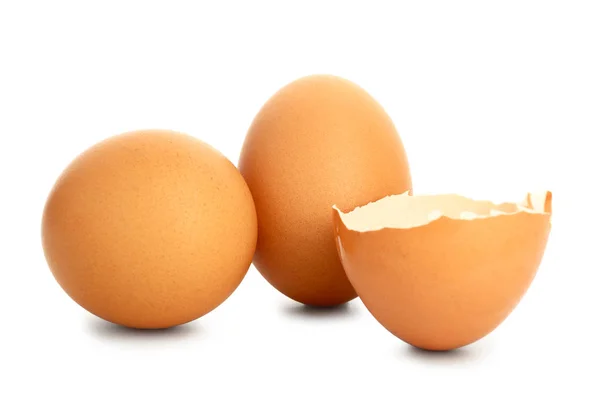 Beyaz arkaplanda taze yumurtalar — Stok fotoğraf