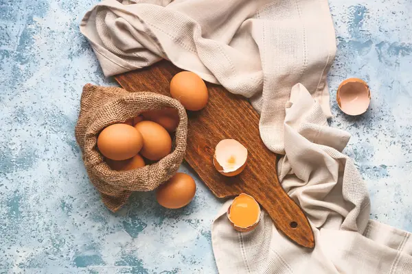Sacco con uova fresche su sfondo di colore — Foto Stock