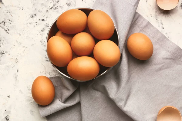 Cuenco con huevos frescos sobre fondo claro — Foto de Stock