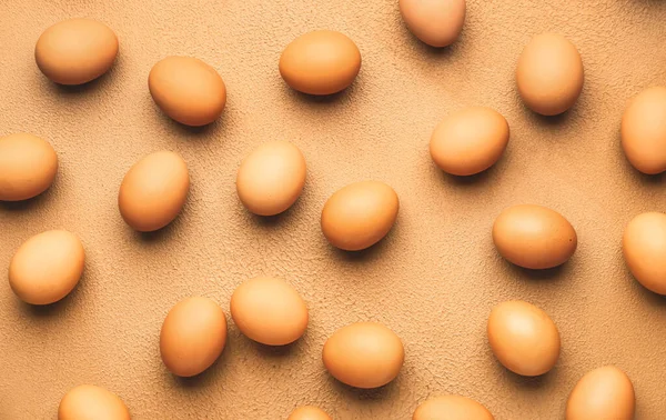 Uova fresche su sfondo di colore — Foto Stock