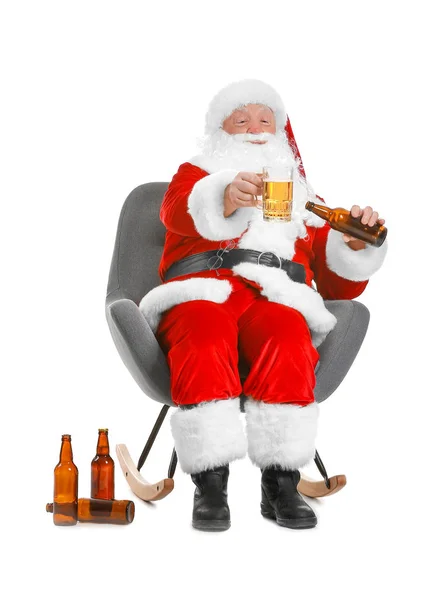 Śmieszne pijany Santa Claus siedzi w fotelu na białym tle — Zdjęcie stockowe