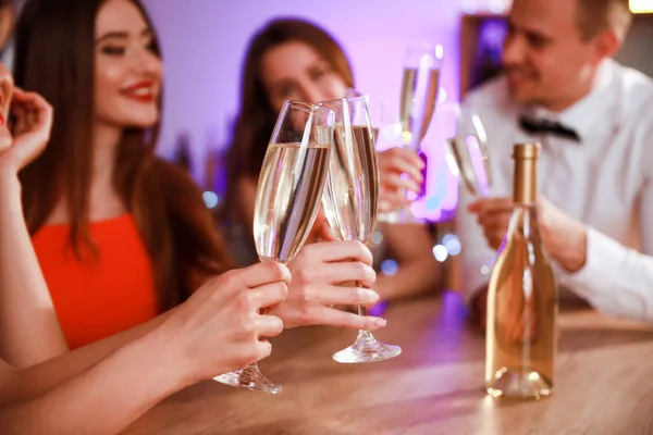 Amigos bebendo álcool na festa de Ano Novo — Fotografia de Stock