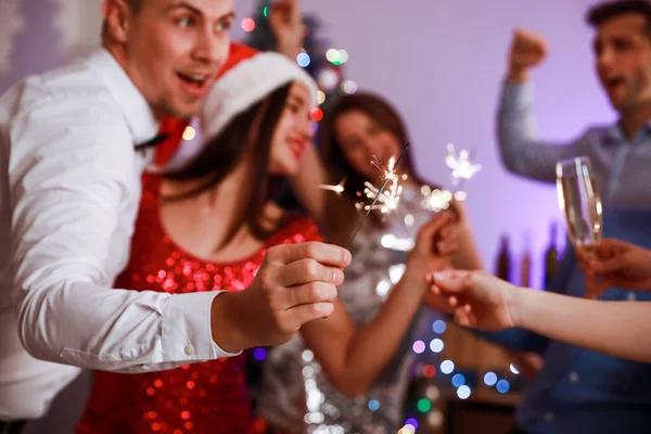 Freunde mit Wunderkerzen amüsieren sich bei Neujahrsparty — Stockfoto