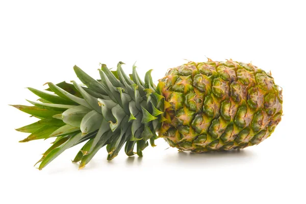 Färsk mogen ananas på vit bakgrund — Stockfoto