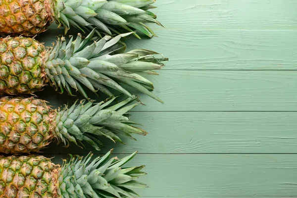 Färsk mogen ananas på trä bakgrund — Stockfoto