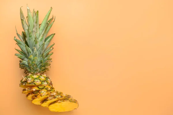 Ananas frais coupé sur fond de couleur — Photo