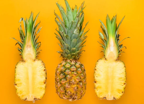 Ananas frais mûrs sur fond de couleur — Photo