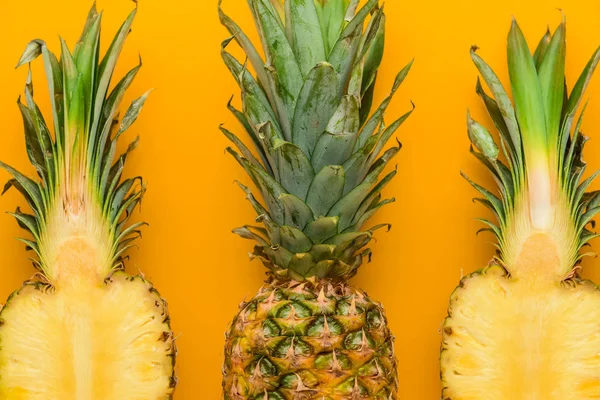 Świeże, dojrzałe ananasy na kolor tła — Zdjęcie stockowe