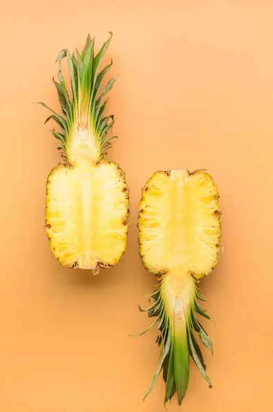 Renk arkaplanında taze kesilmiş ananas — Stok fotoğraf