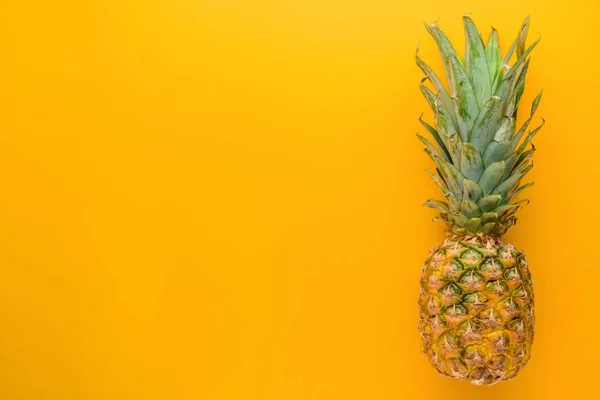 Świeży ananas dojrzałe na kolor tła — Zdjęcie stockowe
