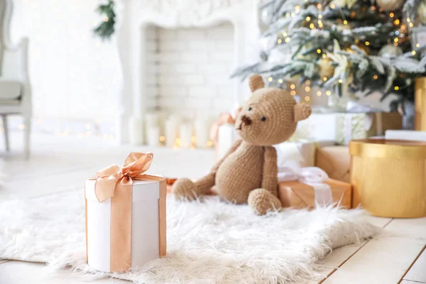 Mooi kerstcadeau in de woonkamer — Stockfoto